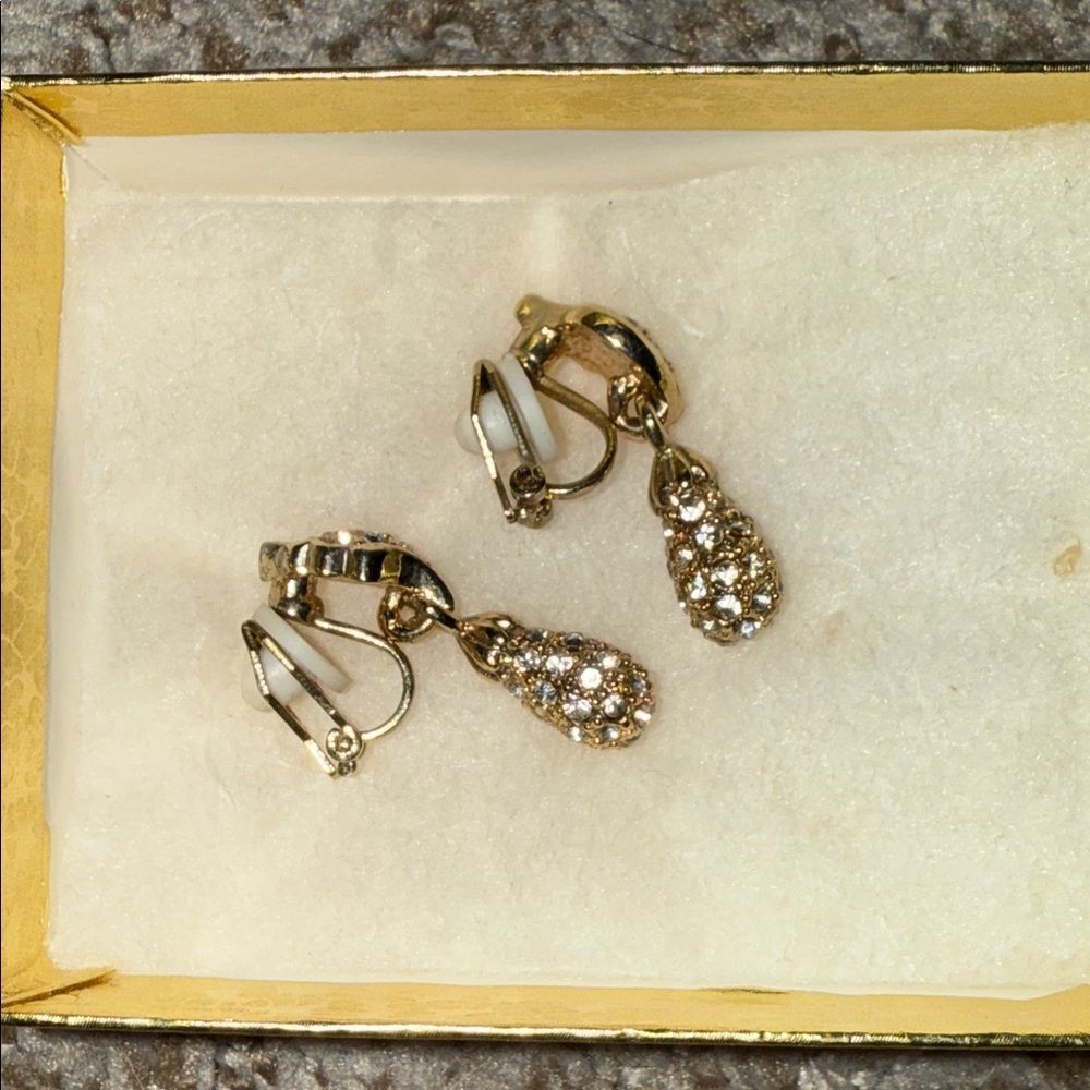 Elegant Costume Jewelry Gold Drop Earrings for NON PIERCED EARS - Picture 4 of 5